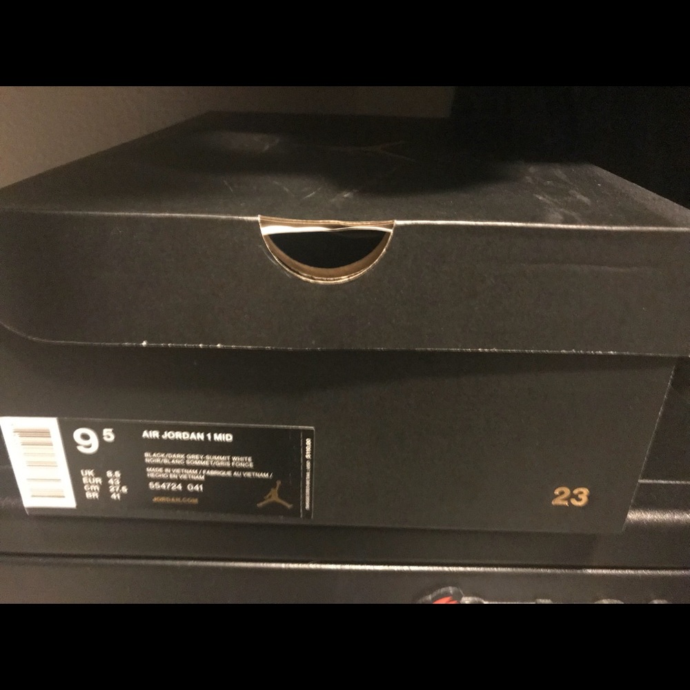 Air Jordan Mid 1